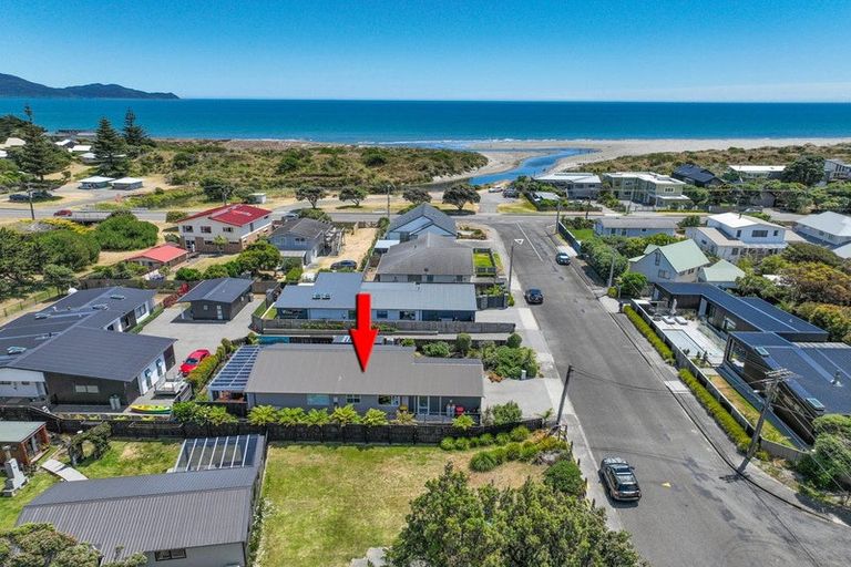 Photo of property in 6 Konini Crescent, Waikanae Beach, Waikanae, 5036