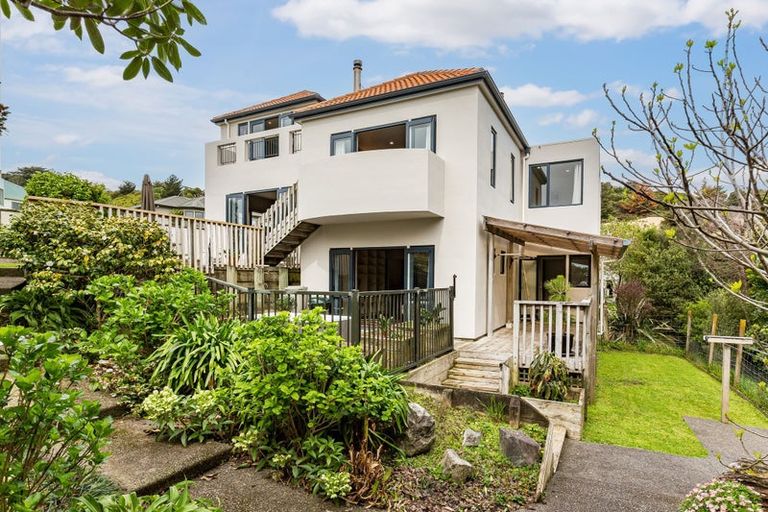 Photo of property in 11 Glengavel Grove, Papakowhai, Porirua, 5024