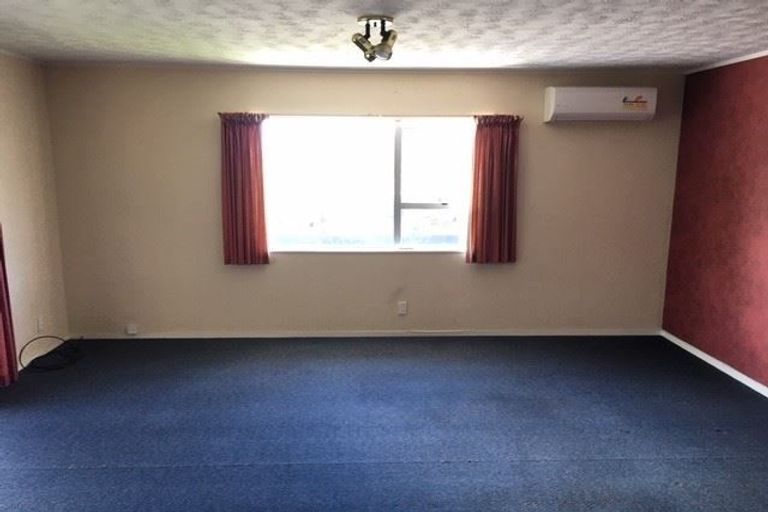 Photo of property in 5 Talavera Place, Te Atatu South, Auckland, 0602