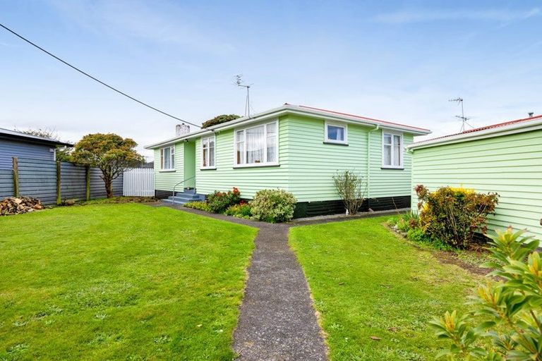 Photo of property in 10 Bone Crescent, Hawera, 4610