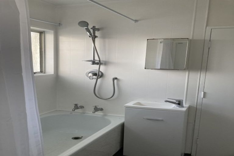 Photo of property in 2/105 Apu Crescent, Lyall Bay, Wellington, 6022