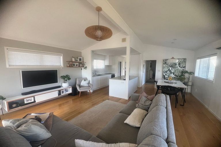Photo of property in 4 Pavola Grove, Glenfield, Auckland, 0629