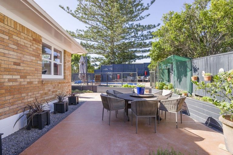 Photo of property in 6 Regal Place, Forrest Hill, Auckland, 0620