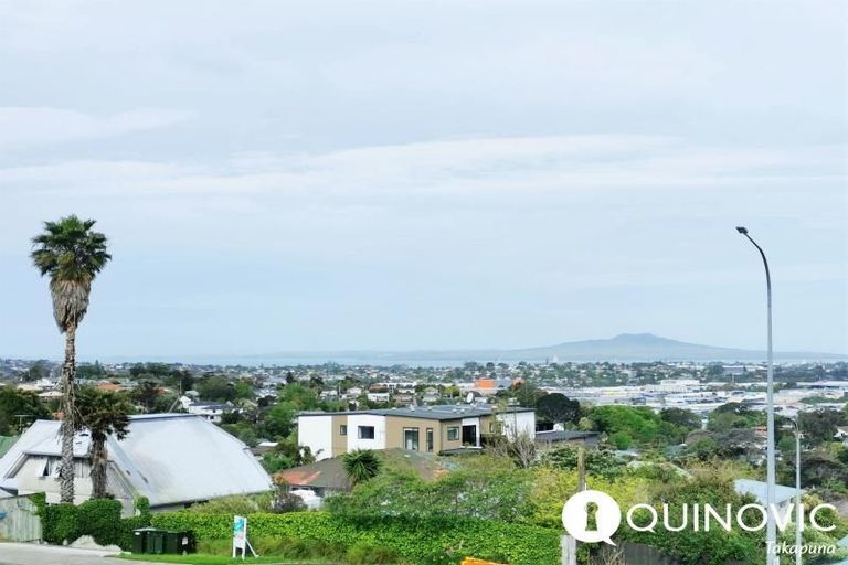 Photo of property in 520 Glenfield Road, Glenfield, Auckland, 0629