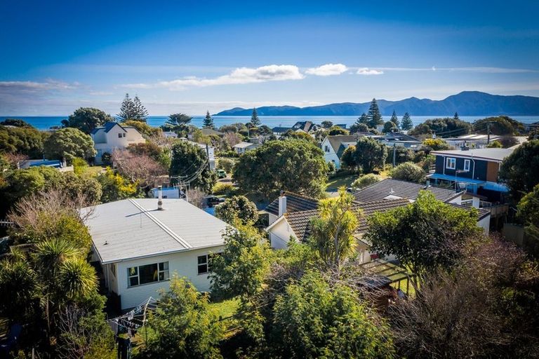 Photo of property in 120 Renown Road, Raumati South, Paraparaumu, 5032