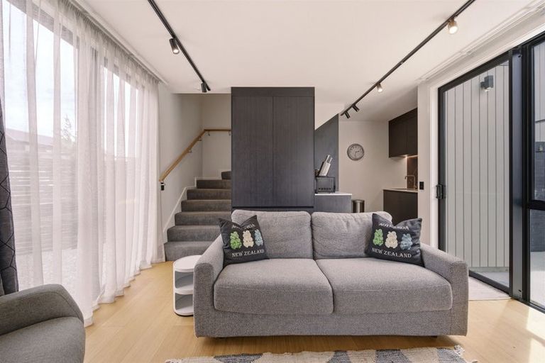 Photo of property in 33 Casterway Crescent, Jacks Point, 9371