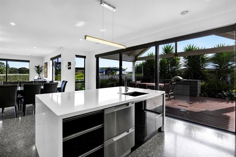 Photo of property in 6 Pebble Beach Court, Waiwhakaiho, New Plymouth, 4312