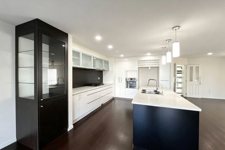 Photo of property in 16 Lakeridge Close, Northcross, Auckland, 0632