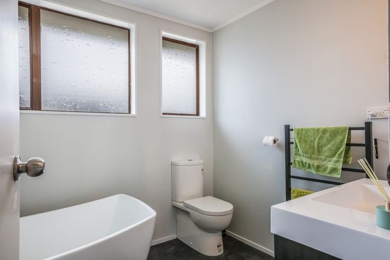 Photo of property in 106 Gloaming Hill, Titahi Bay, Porirua, 5022