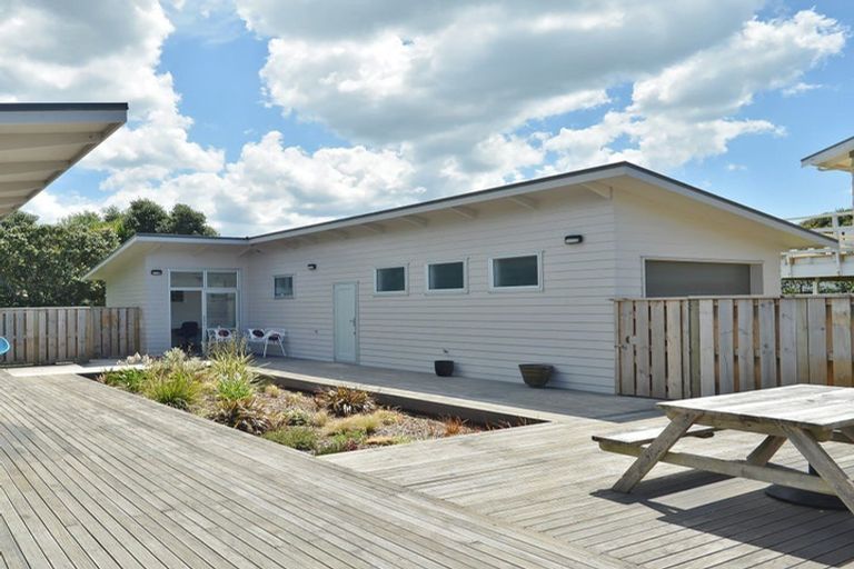 Photo of property in 132 Blue Pacific Parade, Riversdale Beach, Masterton, 5872