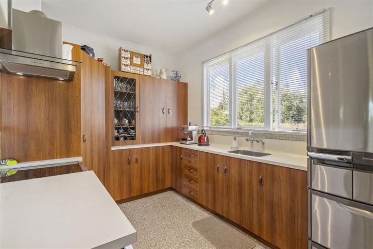 Photo of property in 1 Lavelle Road, Henderson, Auckland, 0612