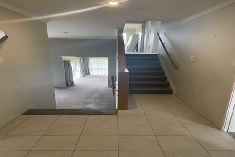 Photo of property in 4 Ravine Lane, Oteha, Auckland, 0632