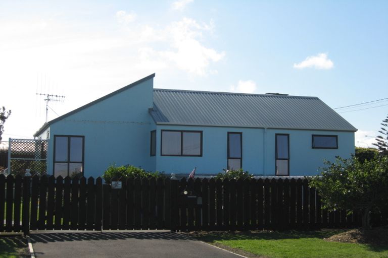 Photo of property in 2 Egmont Street, Castlecliff, Whanganui, 4501