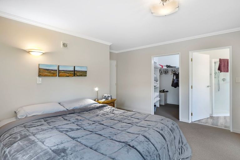 Photo of property in 29 La Lena Grove, Fitzherbert, Palmerston North, 4410