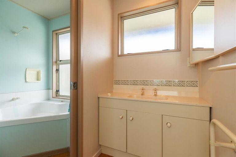 Photo of property in 23 Balmoral Drive, Kelvin Heights, Queenstown, 9300