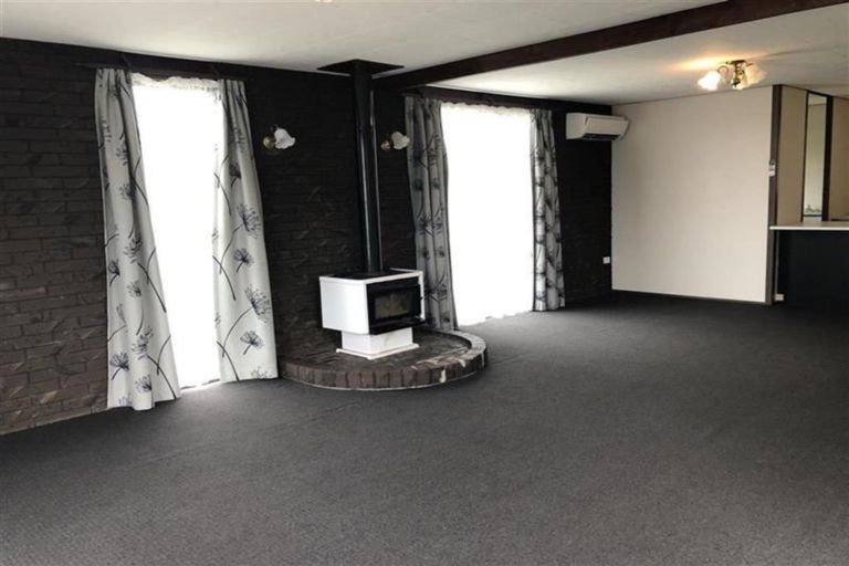 Photo of property in 7 Lindaver Grove, Merrilands, New Plymouth, 4312