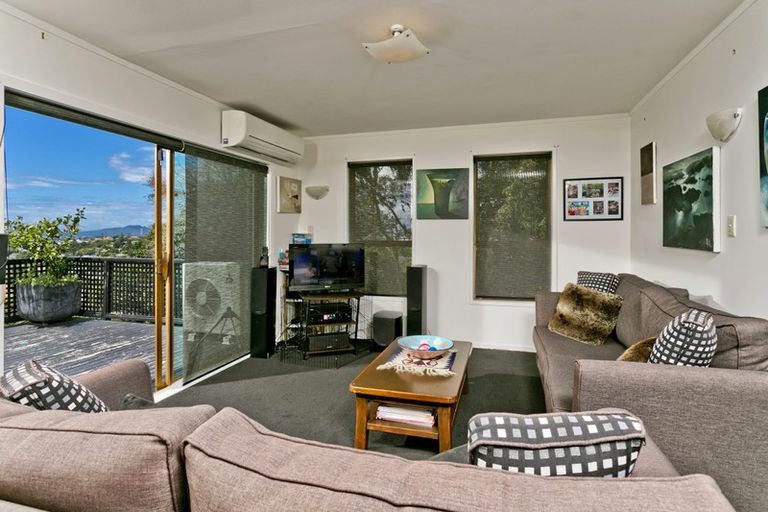 Photo of property in 2/325 Glenfield Road, Glenfield, Auckland, 0629