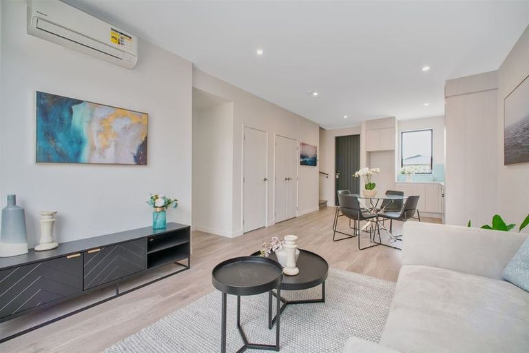 Photo of property in 5d Beach Road, Te Atatu Peninsula, 0610