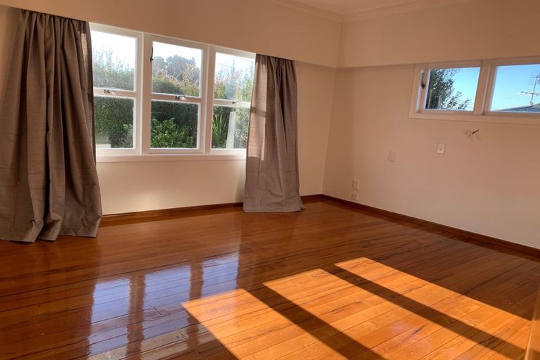 Photo of property in 31 Eastglen Road, Glen Eden, Auckland, 0602