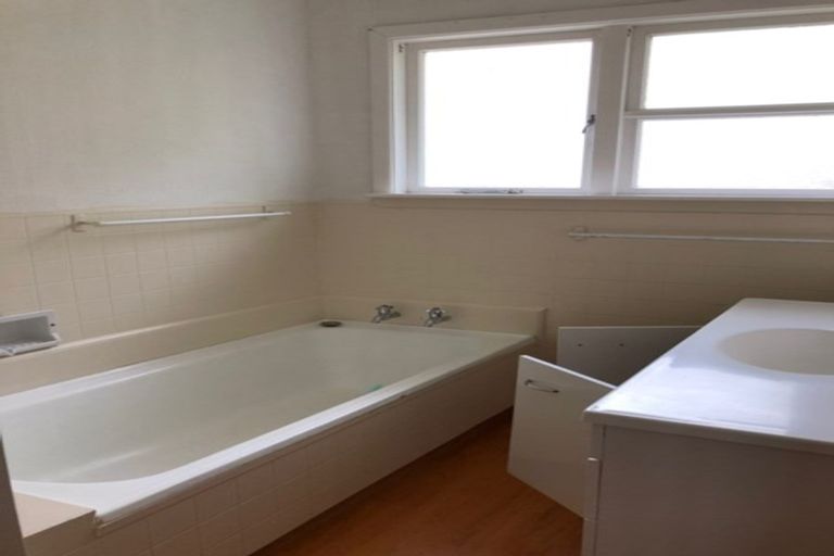 Photo of property in 15 Bancroft Terrace, Newlands, Wellington, 6037