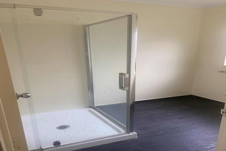 Photo of property in 4/8 Eulogy Place, Randwick Park, Auckland, 2105