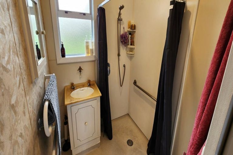 Photo of property in 17 Kairau Road West, Sentry Hill, New Plymouth, 4373