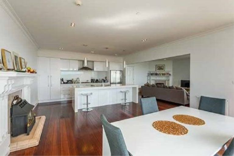 Photo of property in 8a Central Terrace, Kelburn, Wellington, 6012