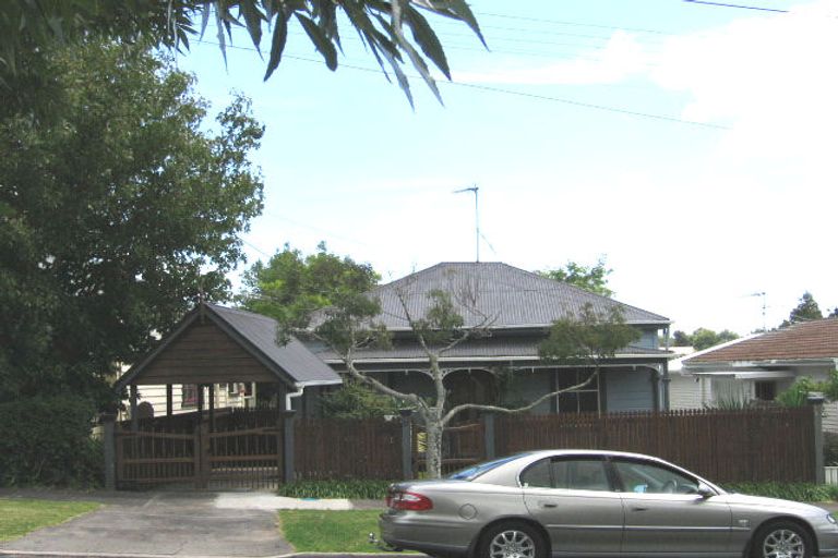 Photo of property in 17 Kiwi Road, Stanley Point, Auckland, 0624