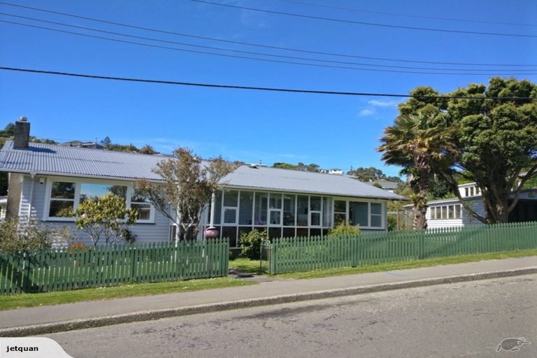 Photo of property in 6 Warren Street, Paparangi, Wellington, 6037