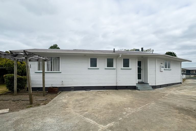 Photo of property in 77 Collins Road, Melville, Hamilton, 3206