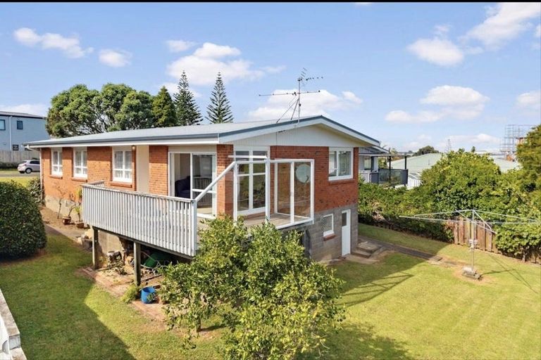 Photo of property in 19 Carole Crescent, Pakuranga, Auckland, 2010