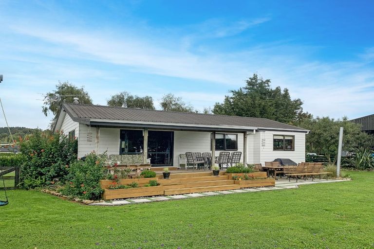 Photo of property in 437 Tararua Road, Levin, 5571