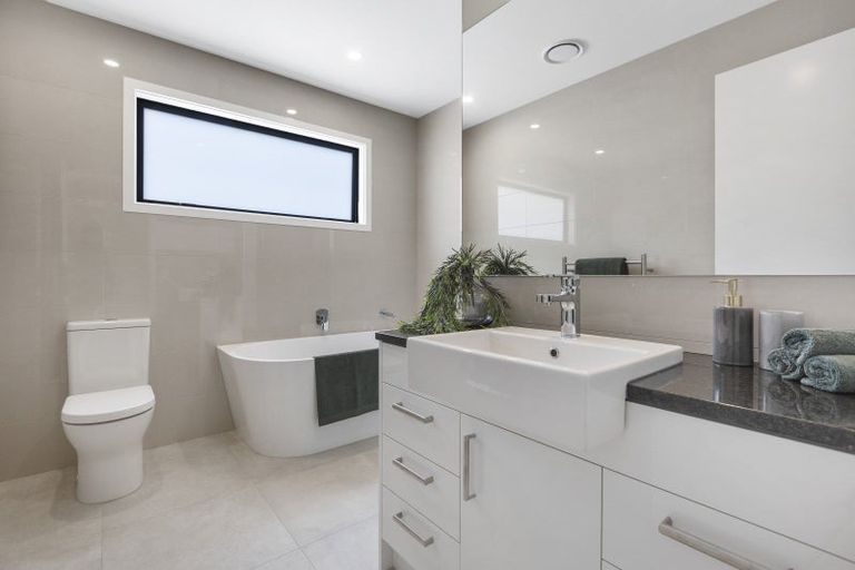 Photo of property in 7b Montrose Place, Highlands Park, New Plymouth, 4312