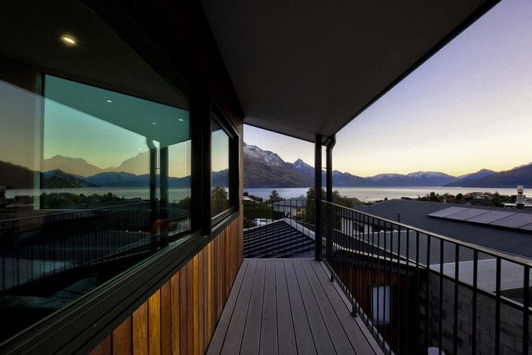 Photo of property in 18 Poplar Drive, Kelvin Heights, Queenstown, 9300