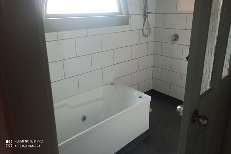 Photo of property in 1 Cossens Street, Balclutha, 9230