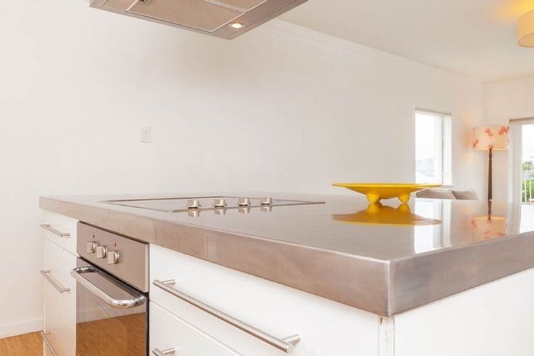 Photo of property in Kingsgate Flats, 10 Austin Street, Mount Victoria, Wellington, 6011