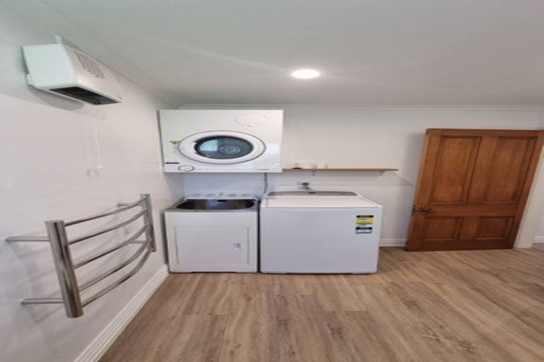 Photo of property in 94 Kelburn Parade, Kelburn, Wellington, 6012