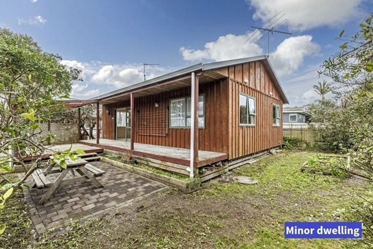 Photo of property in 63 Red Beach Road, Red Beach, 0932