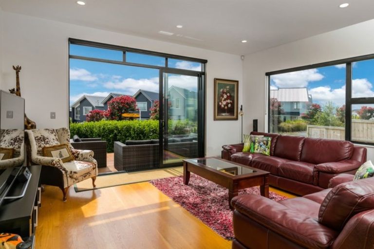 Photo of property in 1 Coastview Lane, Long Bay, Auckland, 0630