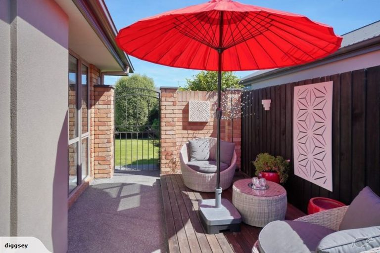 Photo of property in 10 Tawa Place, Parklands, Christchurch, 8083