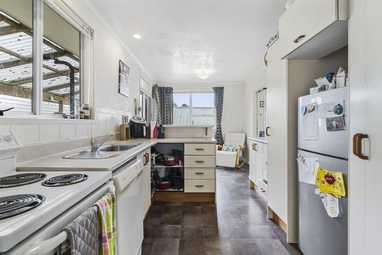 Photo of property in 17 Roick Parade, Glen Eden, Auckland, 0602