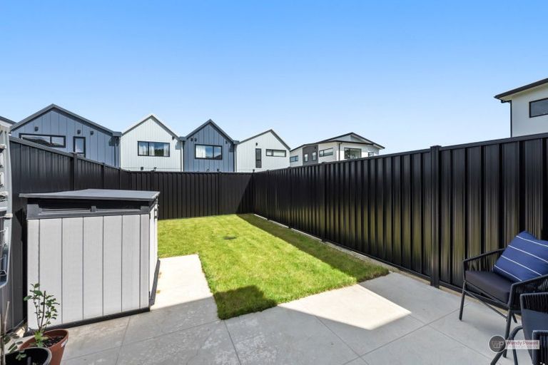 Photo of property in 33 Leo Waikari Crescent, Wallaceville, Upper Hutt, 5018