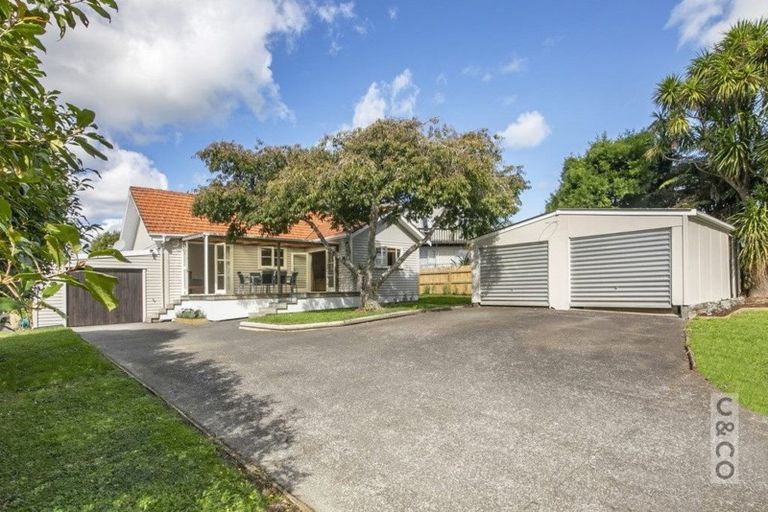 Photo of property in 43 Cambridge Road, Riverhead, 0820