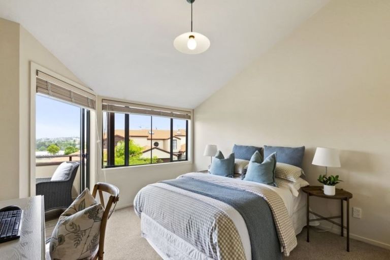 Photo of property in 9/8 Tobago Place, Sunnynook, Auckland, 0620