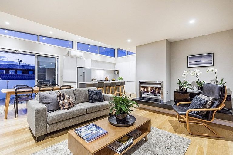 Photo of property in 2/49 Seaview Road, Castor Bay, Auckland, 0620