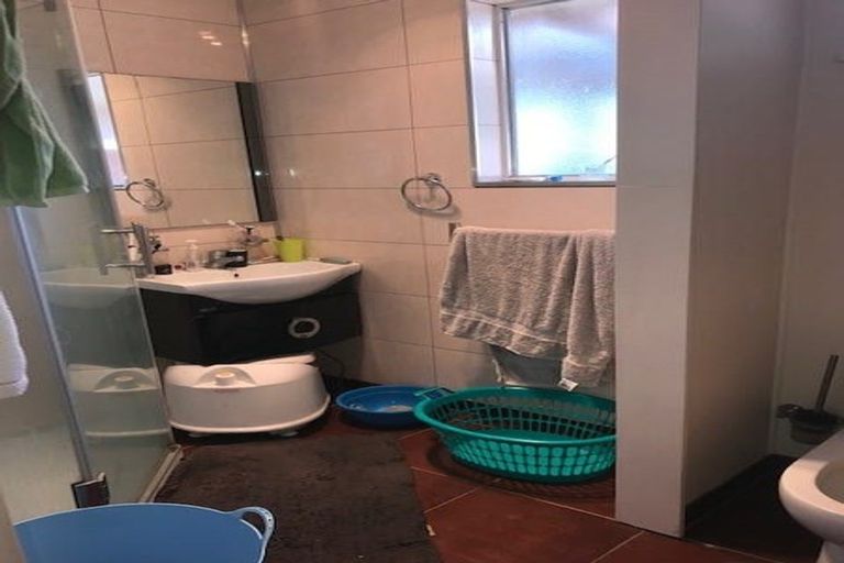 Photo of property in 2 Springside Place, New Lynn, Auckland, 0600