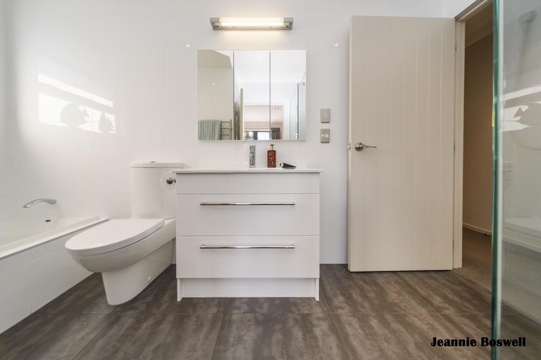 Photo of property in 5 Virtue Place, Hokowhitu, Palmerston North, 4410