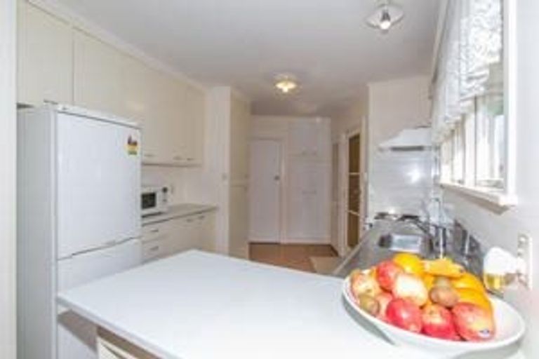 Photo of property in 9 Heather Place, Sunnynook, Auckland, 0620