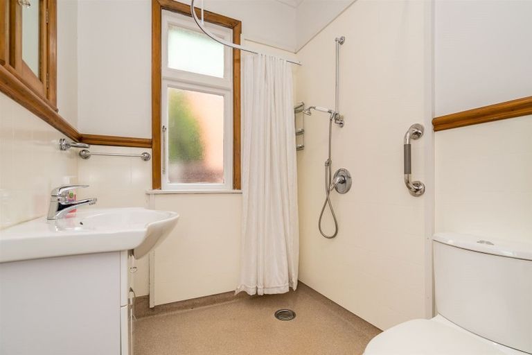 Photo of property in 129 Macandrew Road, South Dunedin, Dunedin, 9012