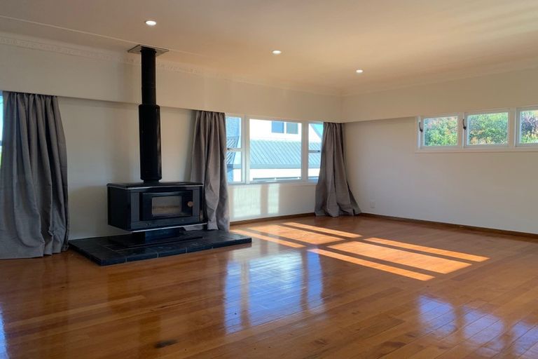 Photo of property in 31 Eastglen Road, Glen Eden, Auckland, 0602